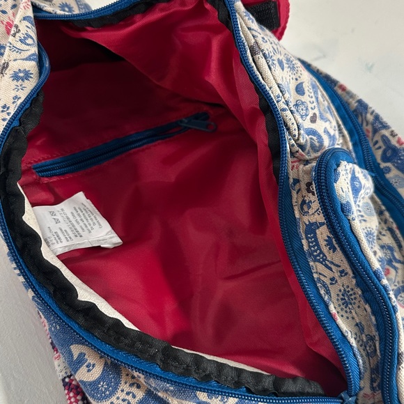 Kavu Geometric Triangle Sling Backpack Royal blue animals on cream Cream main image 4